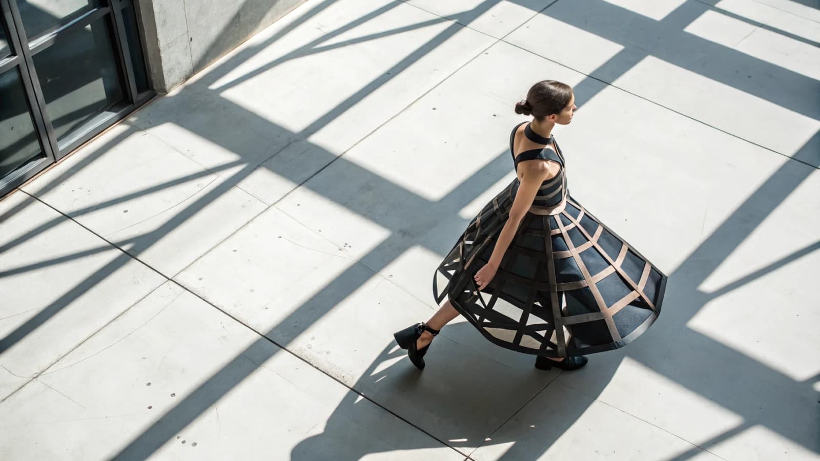 Skulpturales Upcycling-Kleid aus Fahrradschläuchen