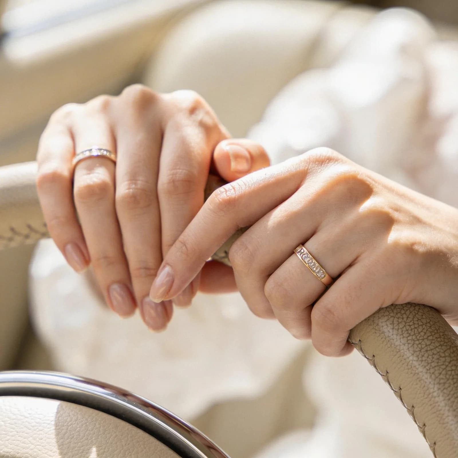 Elegante Hände am Steuerrad