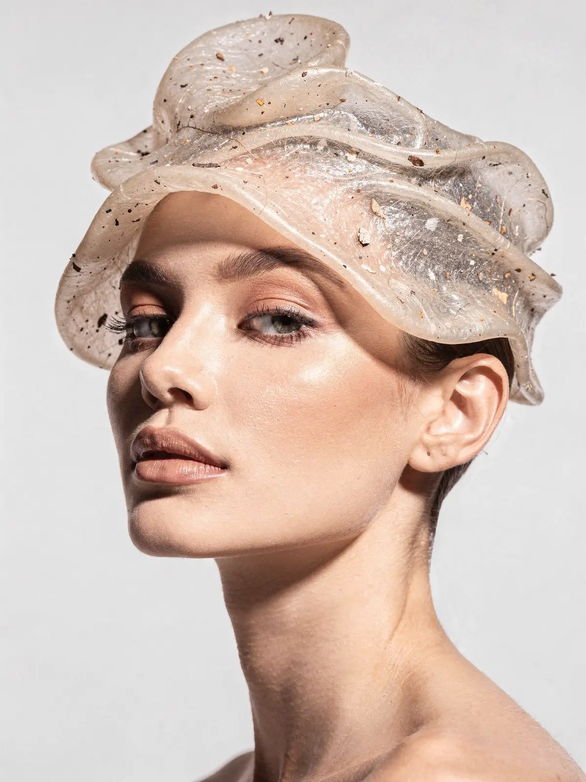 Öko-Krone High-Fashion Portrait