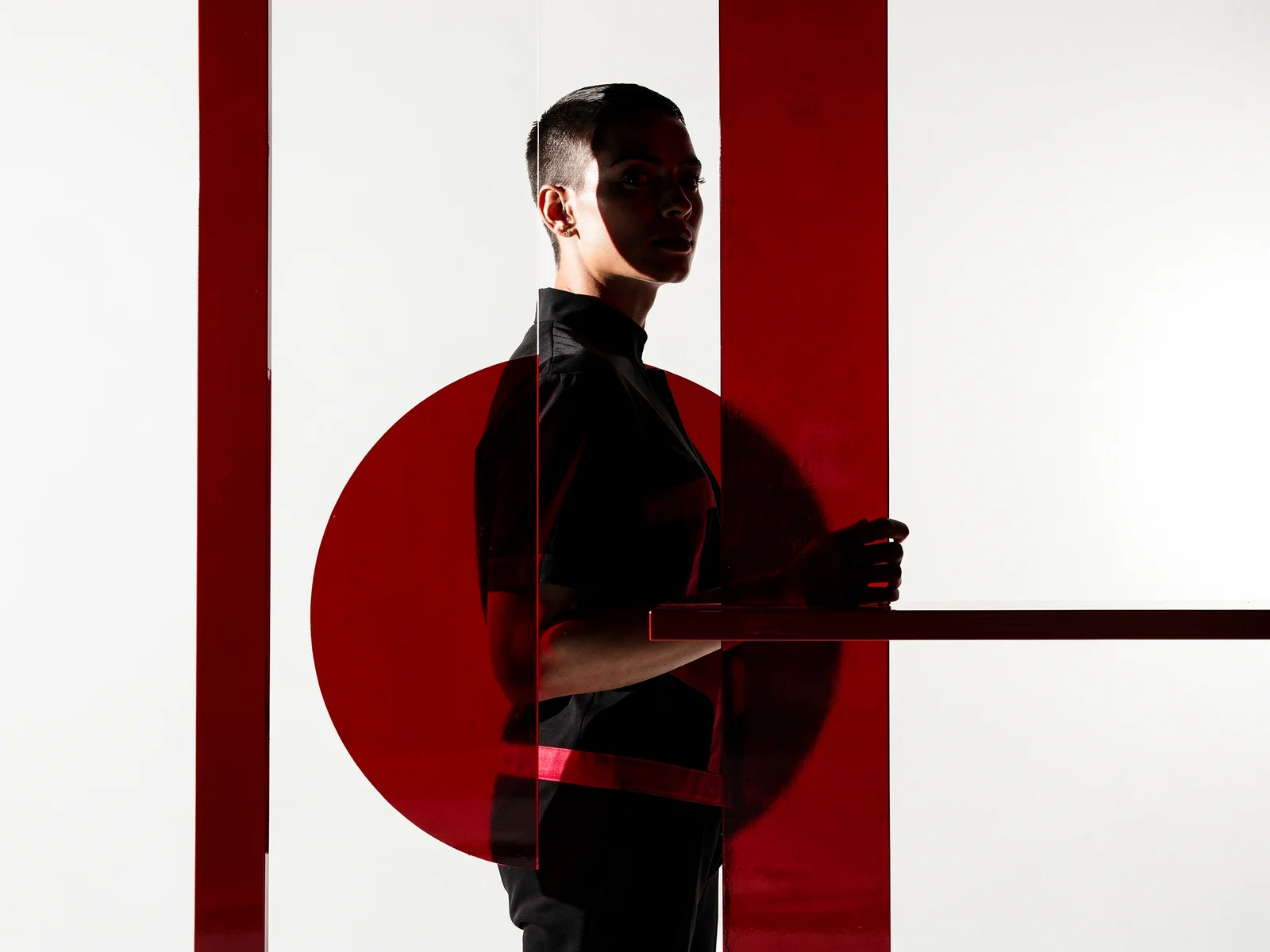 Bauhaus Porträt mit Lack-Akzenten